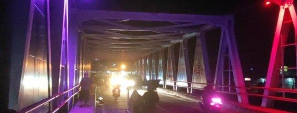 Jembatan Talumolo jelang Nataru Gorontalo. Dihiasi lampu warna-warni, hingga banyak pengunjung abadikan momen.(Istimewa)