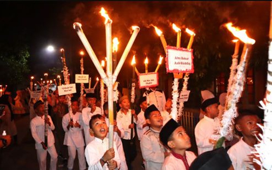 Pelaksanaan Pawai Obor menyambut tahun baru Islam 1 Muharram 1445 H di Kecamatan Tapa dan Kecamatan Bulango Selatan,   yang dilepas secara resmi Sekda Bone Bolango Ishak Ntoma. (F.AKP/Diskominfo)