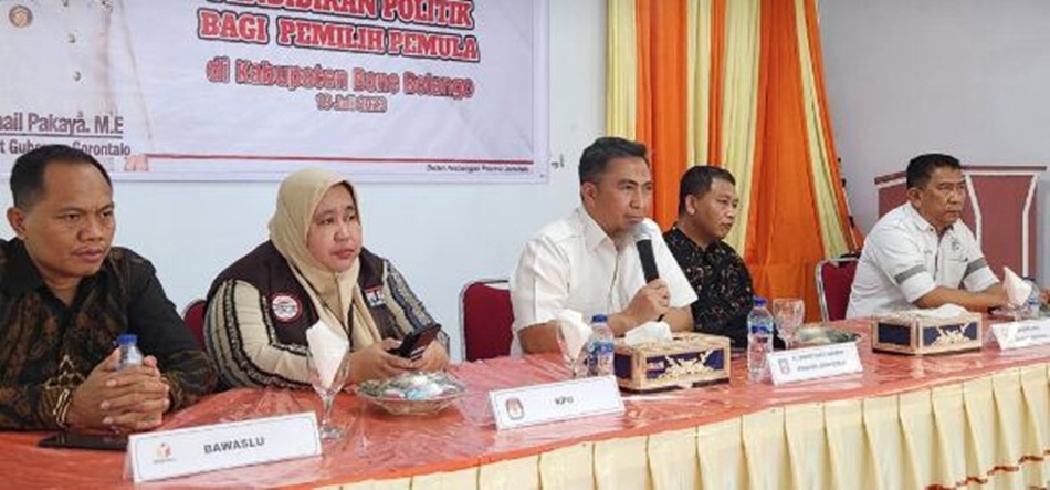 =Penjabat Sekretaris Daerah Provinsi Gorontalo Budiyanto Sidiki didampingi Kepala Kesbang Pol Provinsi Gorontalo Imran Bali membuka kegiatan Pendidikan Politik di SMA Negeri 1 Tapa, Kab BoneBol (Adit)