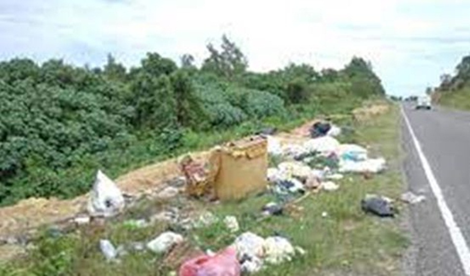kondisi sampah di jalan Gorontalo Outer Ring Road (GORR) perlu diperhatikan bersama (istimewa)