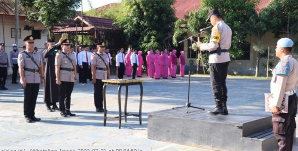 Suasana upacara sertijab Kasat Narkoba dan Kapolsek Tibawa (hms-pol)