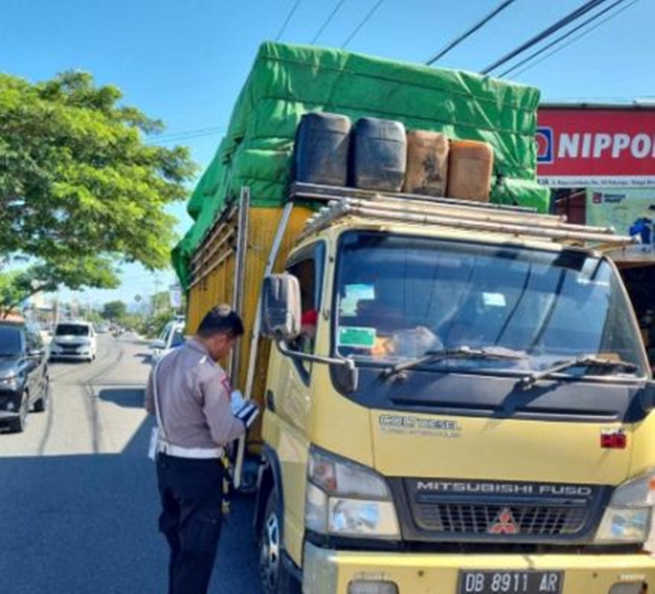 pelanggaran yang terjadi didominasi oleh   pengendara sepeda motor yang tidak menggunakan plat nomor dalam visor dan mobil yang bermuatan lebih / over dimensi over load (Odol). (hms-pol)
