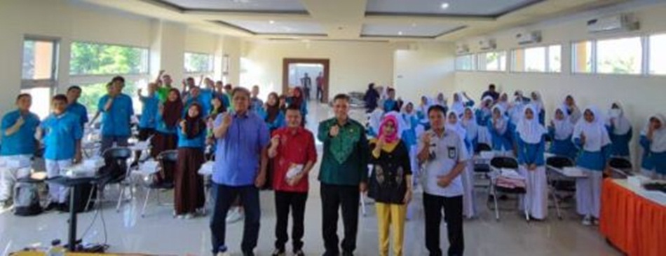 Kadis Kominfotik Provinsi Gorontalo Rifli Katili (tengah), berfoto bersama usai membuka kegiatan Remaja Cakap (Recak) Digital di   aula SMKN 1 Gorontalo (Foto : Anie)