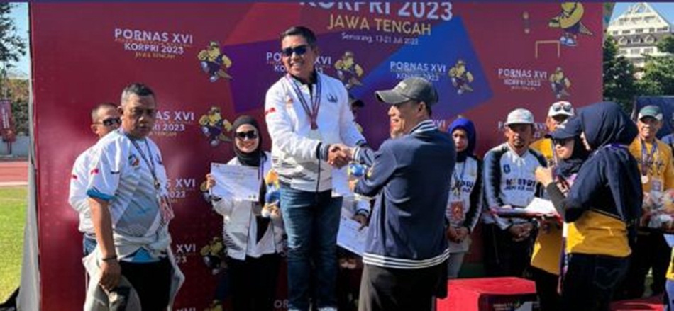 Ketua Tim Gateball Provinsi Gorontalo Sultan Kalupe saat menerima medali dan piagam penghargaan usai putaran final cabor gateball   yang berlangsung di Stadion Gor Tri Lomba Juang (hms-kmfo)