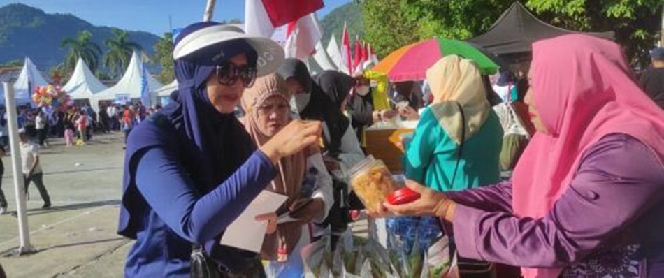 Peserta Car Free Day saat berkunjujg ke salah satu stand makanan pelaku UMKM yang hadir dalam kickoff CFD di lapangan Taruna Remaja, Minggu, (23/7/2023).(hms-Kmfo)