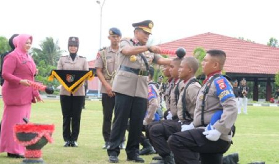 Kapolda Gorontalo Pimpin Upacara Pembukaan Pendidikan dan Pembentukan. Pada kegiatan ini turut dirangkaikan penyiraman air kembang kepada siswa sebagai tanda mereka mulai melakukan pendidikan.(hms-pol