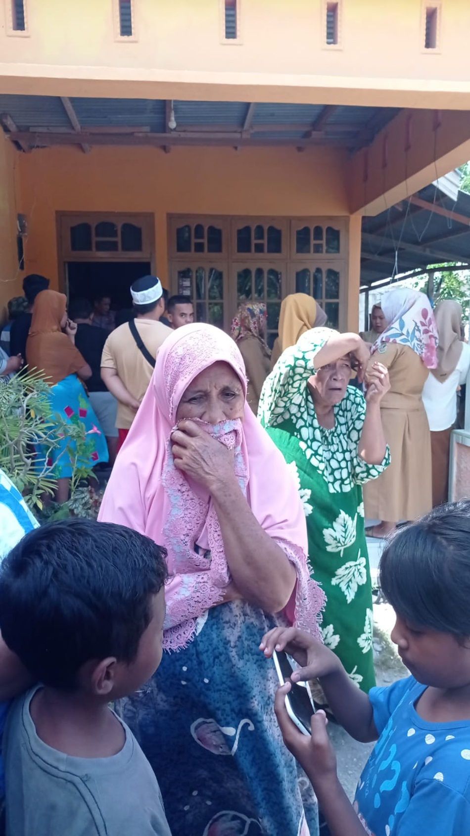 warga memadati lokasi kejadian pria tewas gantung diri di Kecamatan Dungingi Kota Gorontalo.(Istimewa)