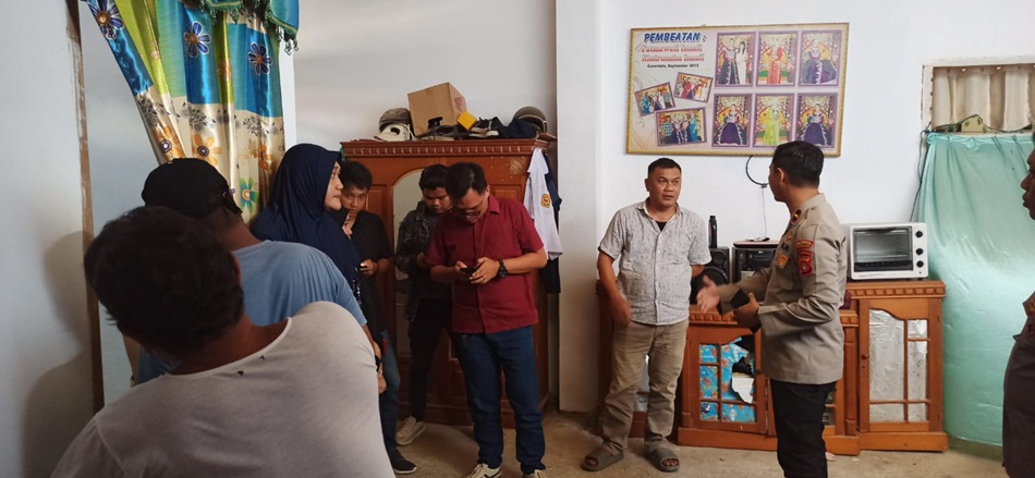 Warga dan aparat kepolisian di lokasi kejadian pria tewas gantung diri di Dungingi Kota Gorontalo (hms-pol)