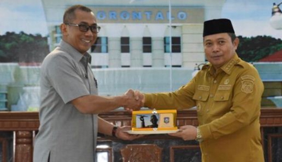 Penjabat Gubernur Gorontalo Ismail Pakaya saat menyerahkan cenderamata kepada Brigjen Pol Iswahyudi pada penerimaan peserta   didik Sespimti Dikreg ke-32 Tahn  2023 dalam rangka kegiatan Praktik Kerja