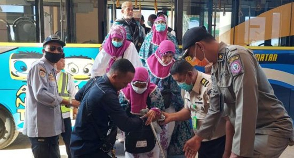 Suasana penjemputan Jemaah haji kloter 29.Menggunakan bus Dinas Perhubungan Provinsi Gorontalo dari Bandara Djalaluddin menuju Embarkasi Antara Haji Kota Gorontalo. (Foto &ndash; Humas Kemena