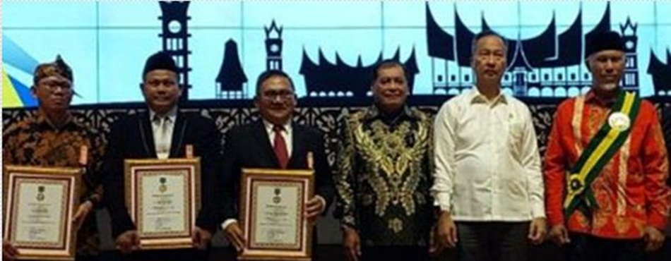 Wali Kota Gorontalo Marten Taha diganjar penghargaan sebagai tokoh penggerak koperasi Tingkat Madya 2023