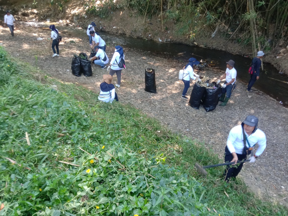 aksi bersih-bersih di sungai Bionga limboto memperingai Hari sungai Nasional.(F:zis)