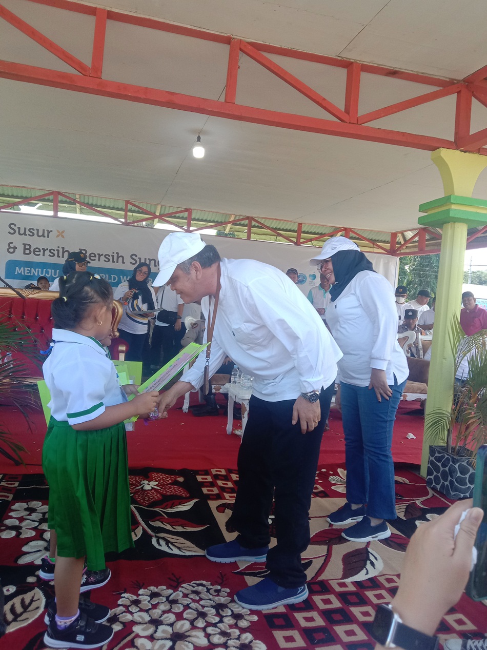 Kepala BWS Sulawesi II Gorontalo Parlinggoman Simanungkalit menyerahkan hadiah kepada pemenang melukis tingat SD.(FDok)