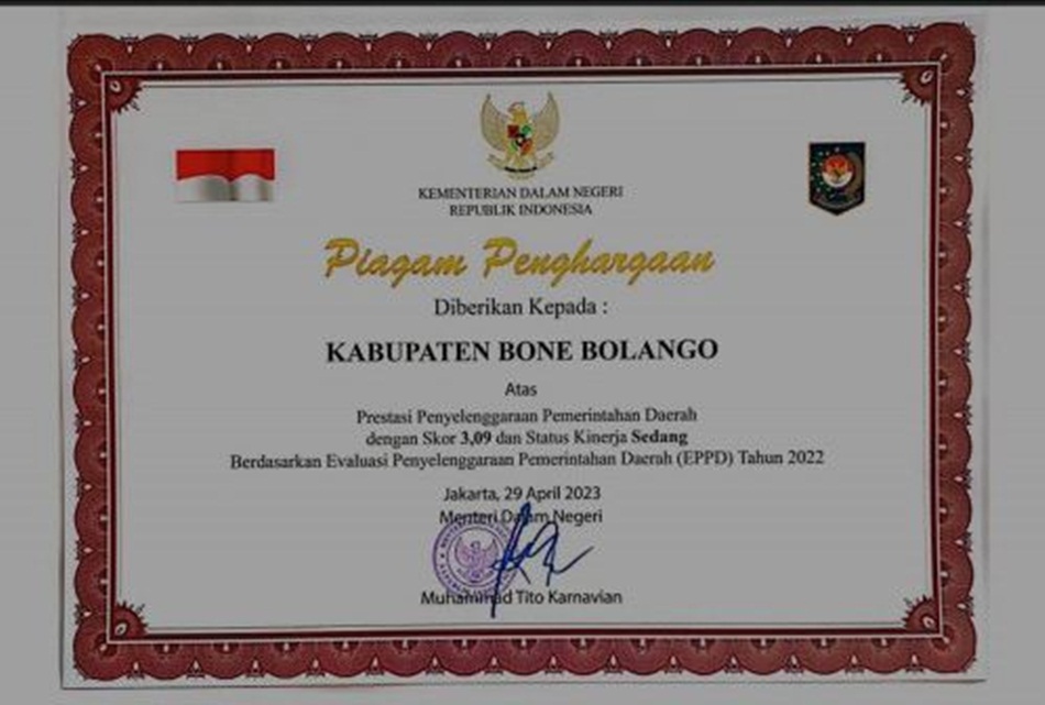 Piagam penghargaan Kemendagri atas prestasi Penyelenggaraan Pemerintahan Daerah Kabupaten Bone Bolango dengan skor 3,09   dengan status kinerja sedang berdasarkan Evaluasi Penyelenggaraan Pemerintahan
