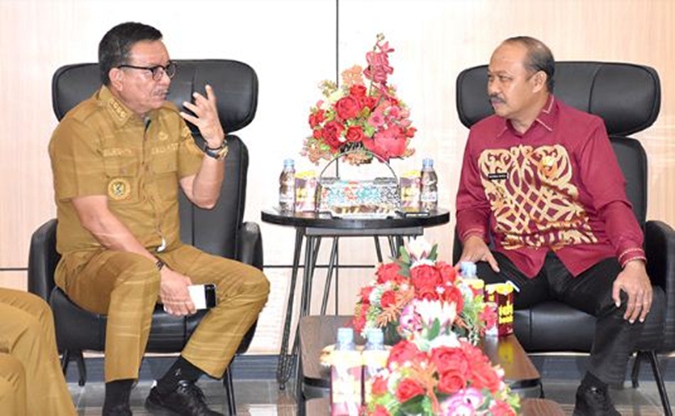 Kunjungan Penjabup Sherman Moridu disambut baik Walikota Bitung Maurits Mantiri (F;hms-Kmfo)