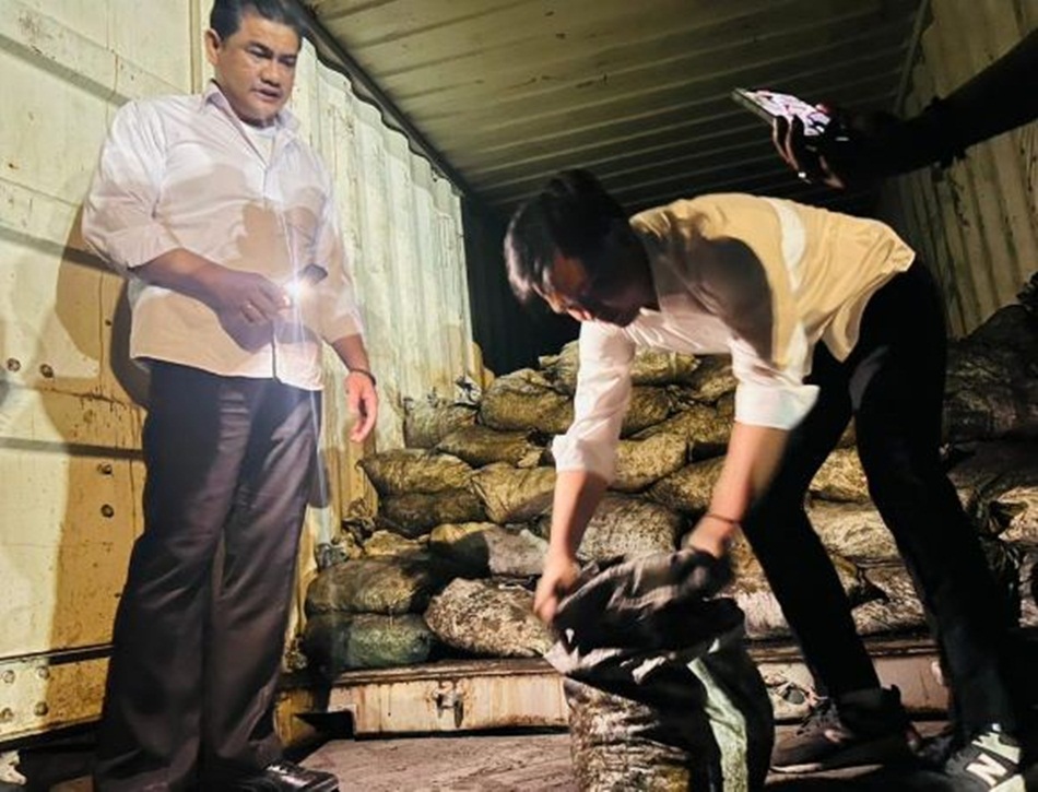 920 Batu Hitam dalam dua peti kemas yang berhasil diamankan Polresta Gorontalo kota (hms-pol)
