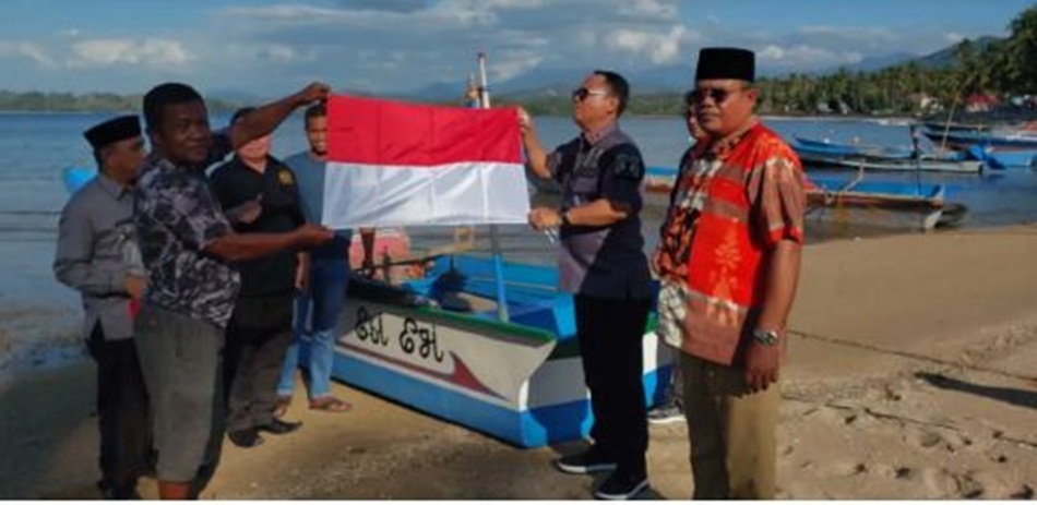 Bupati Gorontalo Utara Thariq Modanggu bagi-bagi Bendera Merah Putih Kepada Nelayan.(hms-kmfo)