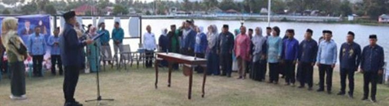 Bupati Hamim Pou didampingi Wakil Bupati Merlan S. Uloli melantik dan mengambil sumpah puluhan Pejabat Administator dan Pejabat Pengawas di Lingkungan Pemkab Bone Bolango, di tepian Danau Perintis di