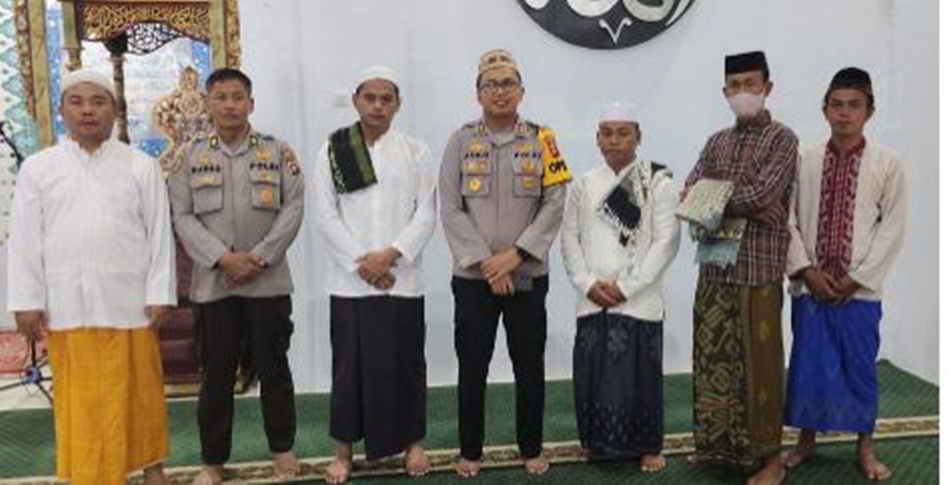 Kapolres Pohuwato Akbp Joko Sulistiono saat jumat Curhat di Desa Palopo Kecamatan Marisa .(hms-pol)
