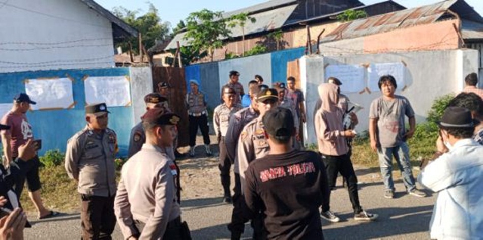 Warga Tapa protes dengan melakukan aski demo di Polres. Buntut perbedaan penegakan hukum dua Polres terhadap kasus Batu Hitam ilegal yang ada di Gorontalo.(Hms-pol)