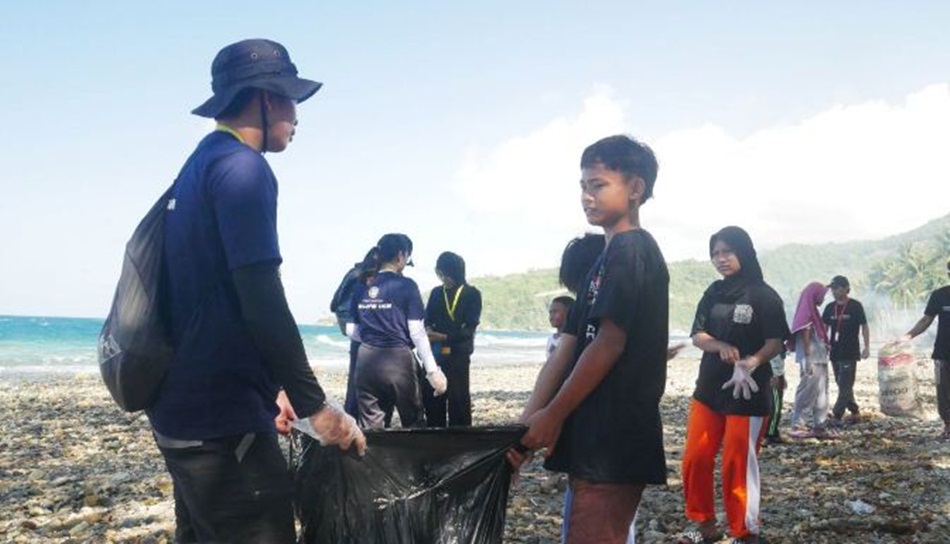 aksi bersih pantai di Kecamatan Batudaa Pantai, Kabupaten Gorontalo yang dipelopori mahasiswa KKN UGM dan UNG (Kmfo)