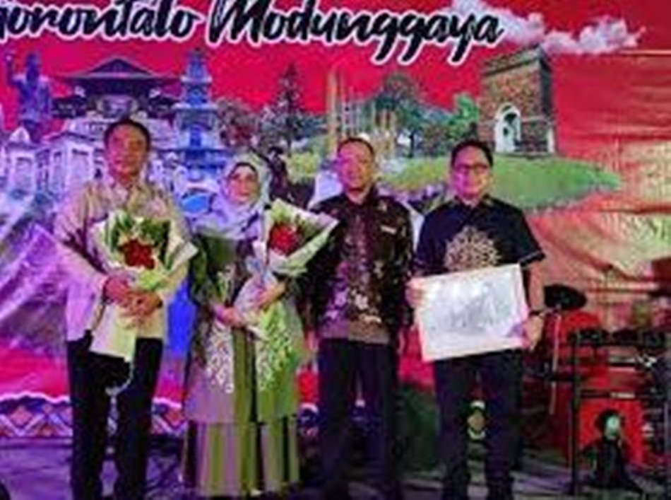 Ketua Dekranasda Provinsi Gorontalo Fima Agustina didampingi Kepala Dinas Pariwisata, Kepala BI perwakilan Gorontalo dan   Management Hotel Borobudur Jakarta, pada penutupan Discover Gorontalo (Kmfo)