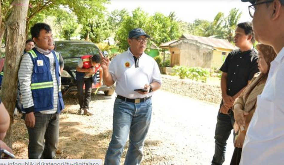 Kepala Dinas Pekerjaan Umum, Penataan Ruang, Perumahan dan Kawasan Perumahan (PUPR-PKP) Provinsi Gorontalo Aries Ardianto. Saat meninjaua pelaksanaan proyek.(hms-kmfo)