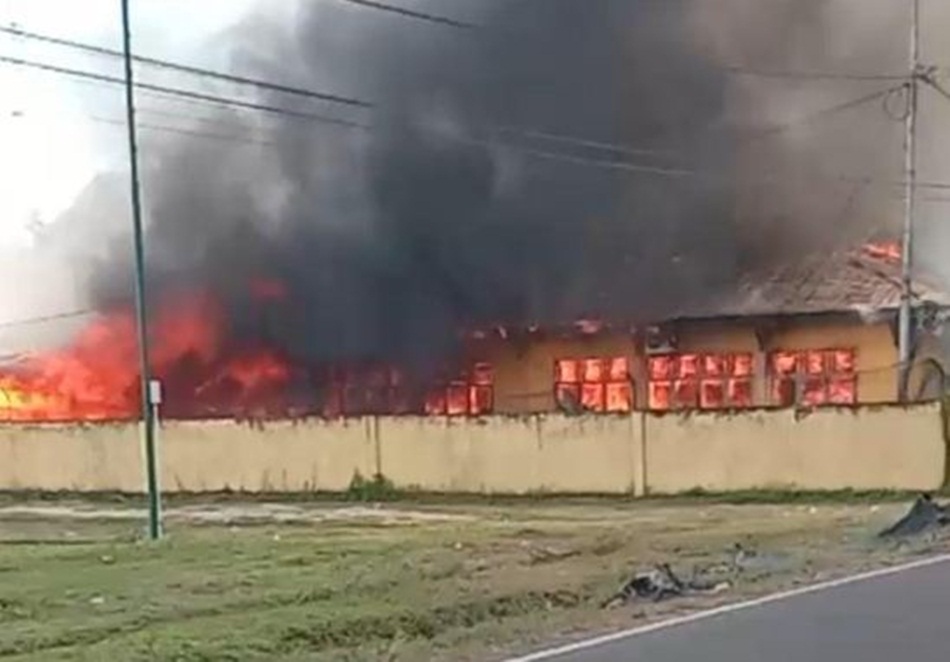 Suasana kebakaran di lokasi  Sekolah Menengah Atas (SMA) 1 Boliyohuto, Kabupaten Gorontalo(F;Hend)