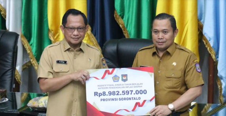 Penjagub Ismail pakaya saat menerima  insetif fiskal dari Mendagri Tito Karnavian di kantor Kemendagri, (Hms-kmfo)