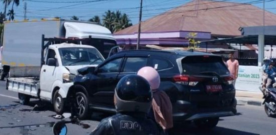 Randis  milik Dinas Sosial Provinsi Gorontalo tabrakan dengan sebuah pick up  di Jl. Jhon A Katili (eks Andalas) Kota Gorontalo.(istimewa)