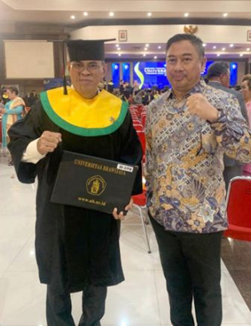 Bupati Hamim Pou saat menghadiri prosesi wisuda dari Dr. Iwan Mustapa, di Universitas Brawijaya Malang, Minggu (30/7/2023). (F.dok. Istimewa)