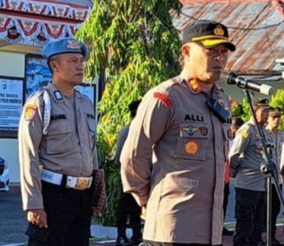 Kapolres Bone Bolango Akbp Muhammad Alli.SIK saat memberikan instruksi kepada jajarannya.(Hms-Pol)