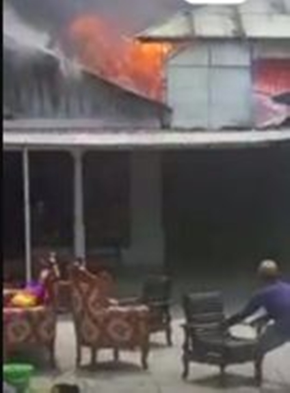 Kebakaran melahap sebuah sebuah Kos-kosan di  Jalan Hasan Bunga, Kelurahan Kayumerah Kecamatan Limboto.(FB)
