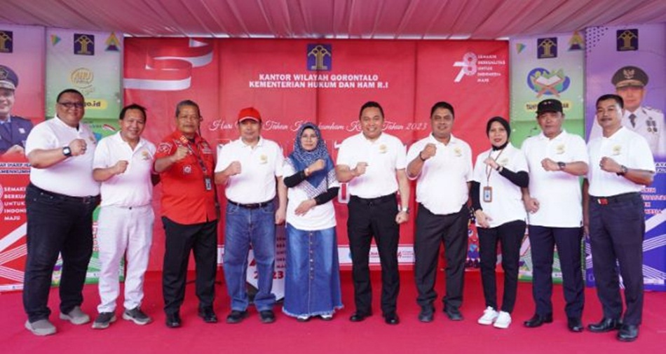 Pembukaan Legal Expo Tahun 2023 ditandai dengan pemukulan alat musik Polapalo oleh Penjabat Gubernur didampingi Ketua TP-  PKK dan jajaran Forkopimda, di halaman Kantor Kemenkumham. (Foto &ndash; Valen)