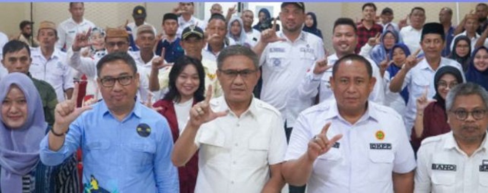 Bupati Hamim didampingi Ketua Tim Matching Fund Universitas Brawijaya Malang saat foto bersama usai pengenalan model pertanian ZWIFS di Aula Bappeda Litbang Bone Bolango, Rabu (2/8/2023). (Foto Cila/P