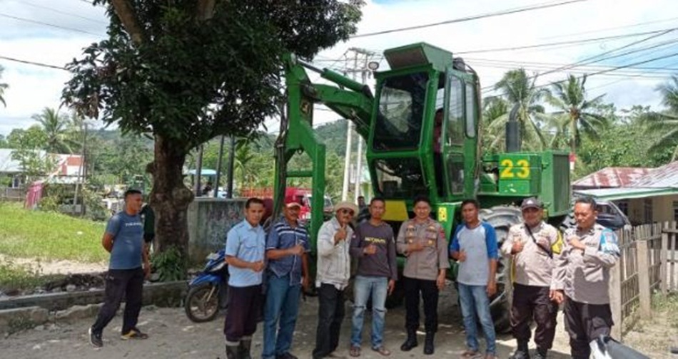 Jajaran Polsek Boliyohuto bersama warga saat mediasi jalan yang diblokir (hms-pol)