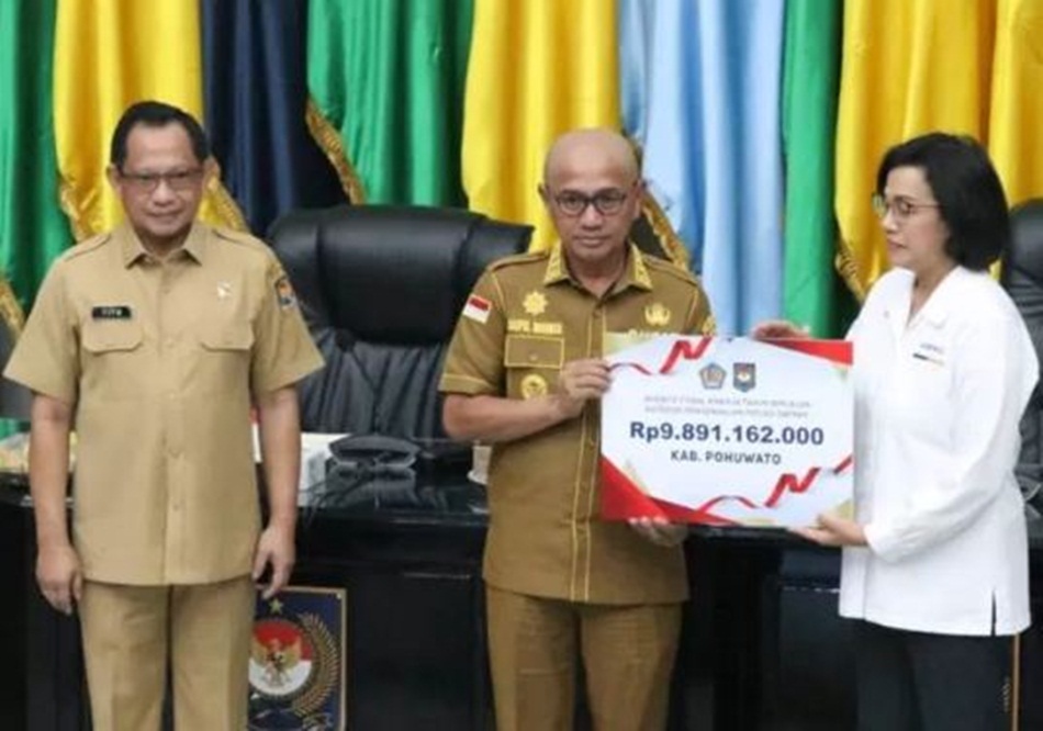 Bupati Saipul tampak menerima insentif fiskal dari Menkeu, Sri Mulyani didampingi Mendagri Tito Karnavian(istimewa)