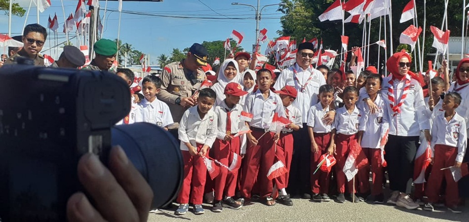 Bupati Bone Bolango Hamim Pou didampingi Wabup Merlan Uloli saat pencanangan 10 Juta bendera merah Putih.(F:anthox)