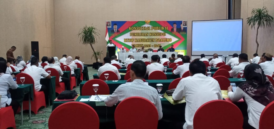 Penjabup Boalemo Sherman Moridu saat membuka konsultasmi publik II RTRW (humas)