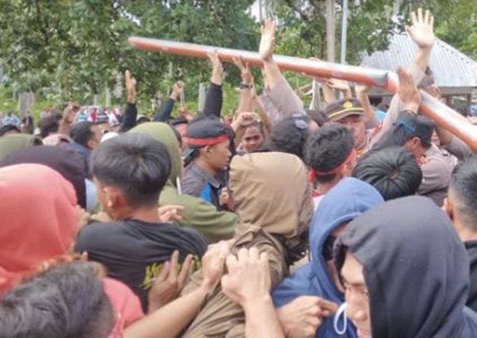 Demo penolakan aktivitas tambang di Bone Bolango berakhir ricuh. (insert)