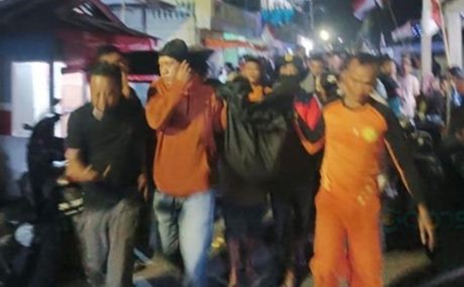 Evakuasi korban anak SD yang meninggal terserat ombak di Pantai Pohe Kota Gorontalo (dok:basarnas)