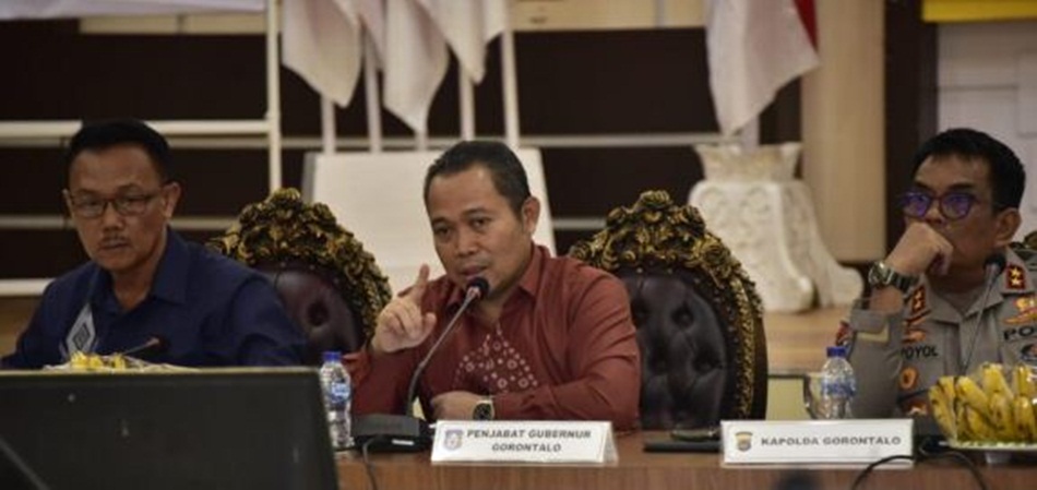 Penjabat Gubernur Gorontalo Ismail Pakaya memimpin rapat Forkopimda yang dihadiri bupati wali kota, Jumat, (4/8/2023). (Foto: Alfred)