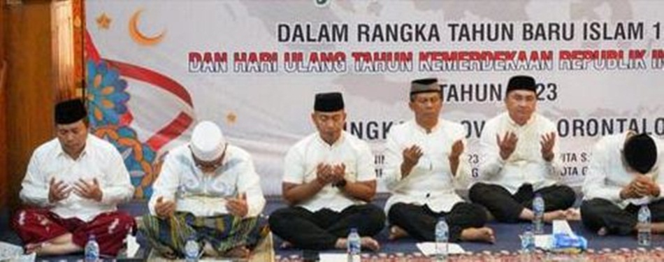 Doa bersama yang dihadiri Penjagub Ismail Pakaya dan Wali Kota Gorontalo,  berlangsung di Masjid Agung Baiturrahim, Kota Gorontalo, Senin malam (7/8/2023).( Foto &ndash; Valen)