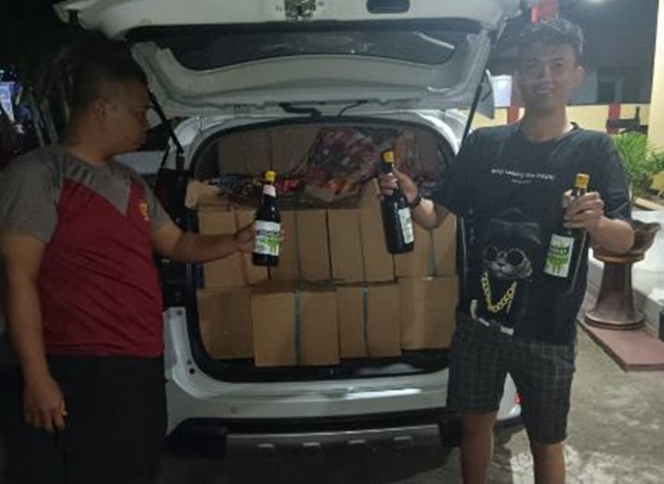 Aparat kepolisian Polsek Paguyaman saat mengamankan miras Kasegaram dari mobil pribadi.(Hms-pol)