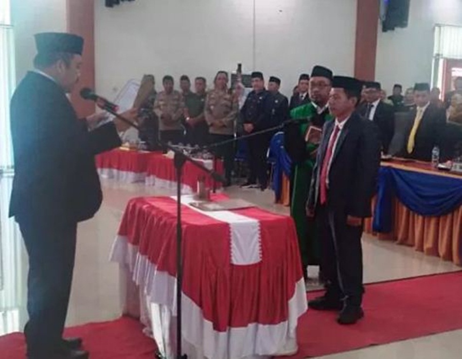 Karman Ruchban saat dilantik Ketua DPRD Bone Bolango Halid Tangahu sebagai PAW anggota DPRD Bone Bolango.(F:humas)