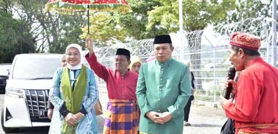 Menteri Ketenagakerjaan RI Ida Fauziyah didampingi Penjagub Gorontalo Ismail Pakaya, diterima dengan adat Mopotilolo, saat tiba di Bandara Djalaluddin Gorontalo, Kamis (10/8/2023). (Foto &ndash; Nova)