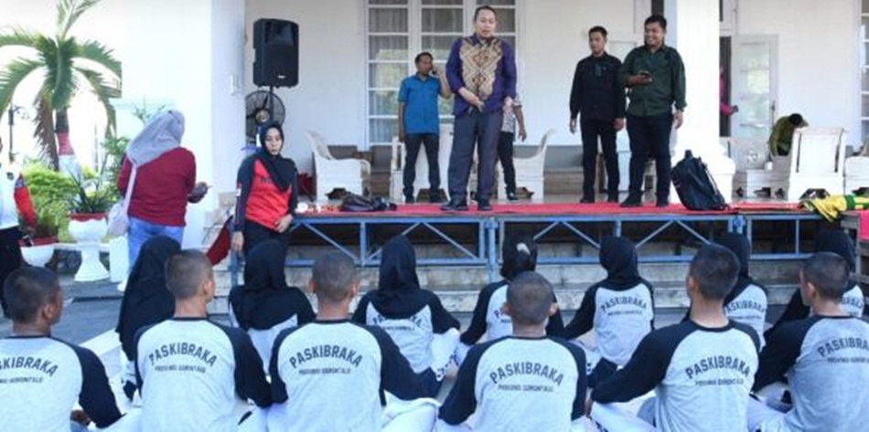 Penjagub Ismail Pakaya menyemangati anggota Paskibraka Provinsi Gorontalo yang mulai berlatih di halaman rumah jabatan gubernur, Kamis (10/8/2023). (Foto : Haris)