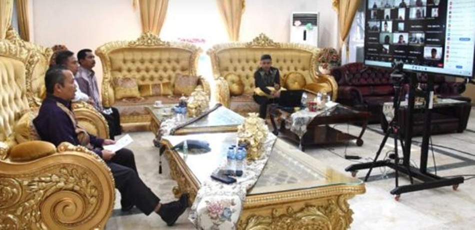 Penjagub Ismail Pakaya (kiri), memberikan arahan pada webinar penguatan kapasitas Guru Agama, BK, dan Penyuluh Agama di rumah jabatan gubernur, Kamis (10/8/2023). (Foto : Haris)