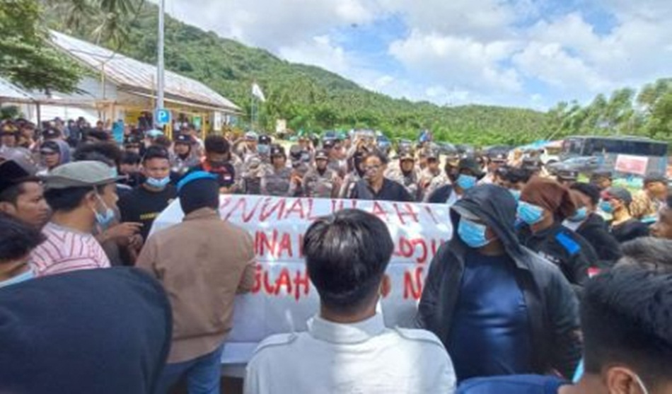 Demo kedua  tolak tambang di Bone Bolango kembali ricuh, bahkan sejumlah warga dan aparat kepolisian mengalami luka-luka,(hms-pol)