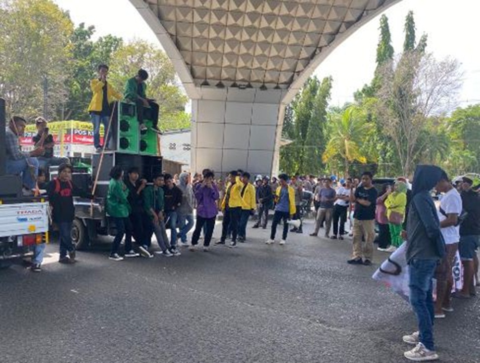 Demo Tuntut Bupati Gorontalo, Nelson Pomalingo agar turun dari jabatannya, nyaris ricuh.(istimewa)